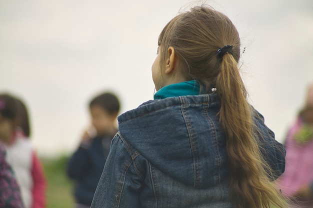 Gros plan Portrait de petite fille nature en plein air par derrière