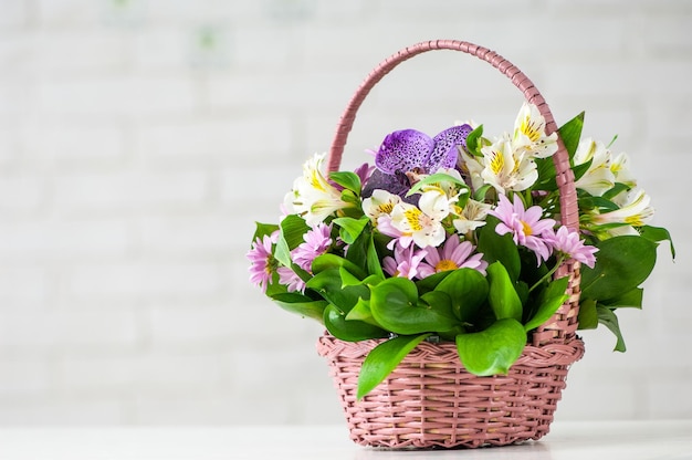 Gros plan de pot avec des fleurs sur fond blanc