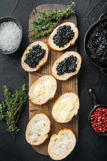 Gros plan sur des pots avec un délicieux caviar