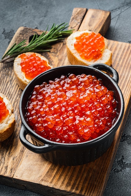 Gros plan sur des pots avec un délicieux caviar