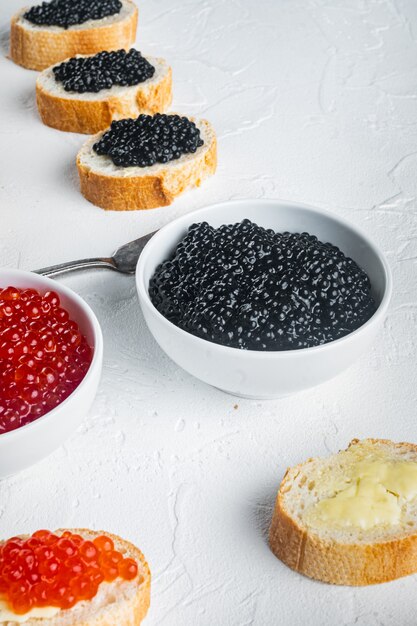 Gros plan sur des pots avec un délicieux caviar