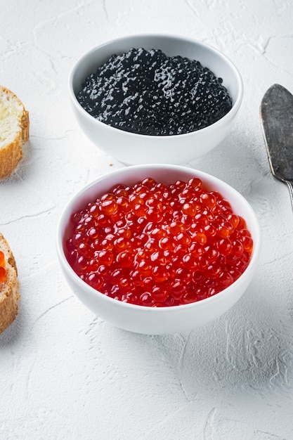 Gros plan sur des pots avec un délicieux caviar