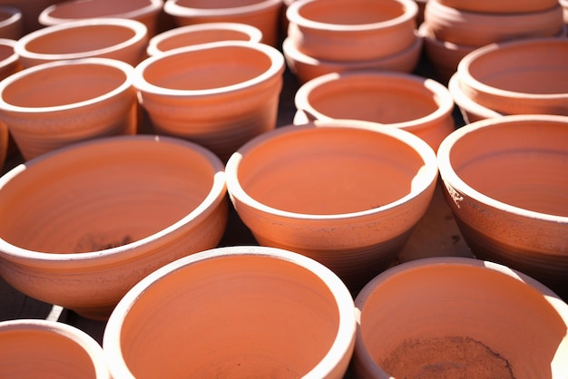 Gros plan de pots de fleurs en argile vides dans des pots de serre ou de serre chaude pour la plantation de jardinage et