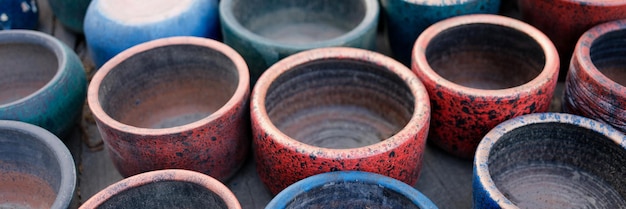 Gros plan de pots de fleurs en céramique vides utilisés dans des pots de plantes à effet de serre ou de serre chaude pour la plantation