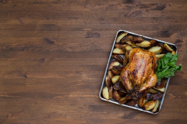Gros plan de poulet grillé sur une table en bois, vue de dessus