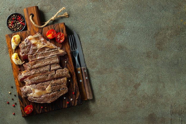 Gros plan prêt à manger steak ribeye.