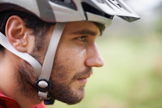 Photo gros plan sur le prix portrait d'un cycliste portant un casque