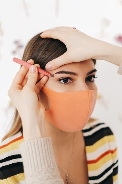 Gros plan sur la procédure de mise en forme des sourcils