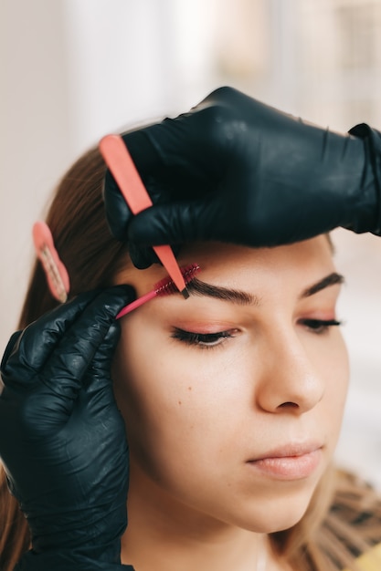 Gros plan sur la procédure de mise en forme des sourcils