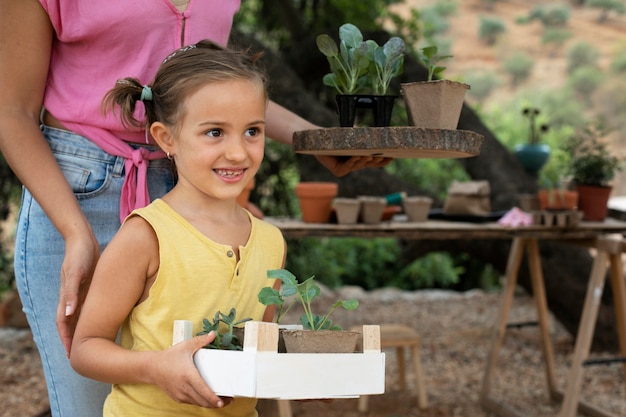 Gros plan sur le processus de repiquage des plantes