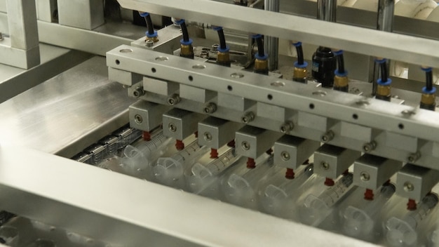Un gros plan de la production de seringues médicales