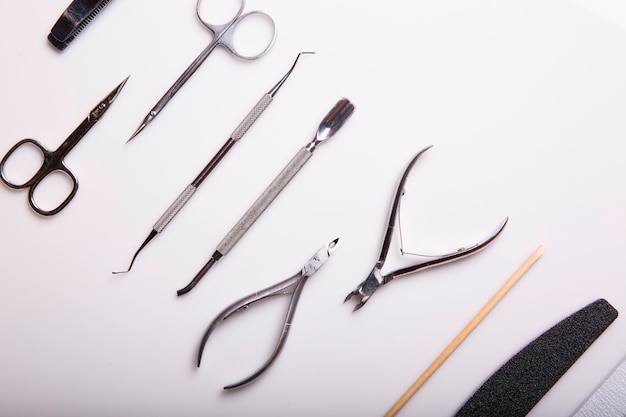 Gros plan de produits de soin des ongles sur une surface grise