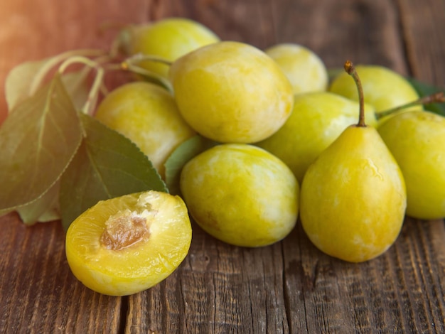 Gros plan de prune jaune frais prune jaune sur une table en bois fond rustique