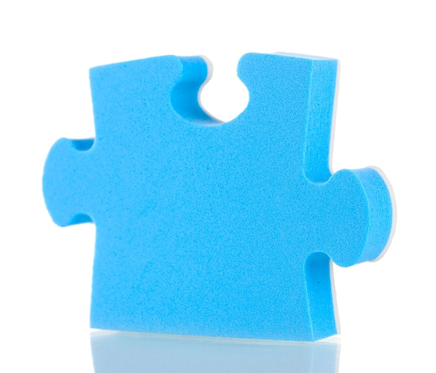 Gros plan de puzzle bleu isolé sur blanc