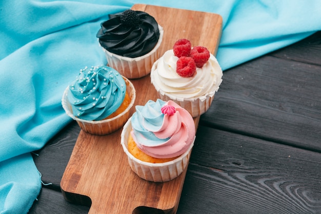 Gros plan de quelques cupcakes gourmands et décadents givrés avec une variété de saveurs de glaçage