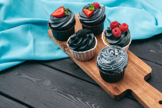 Gros plan de quelques cupcakes gourmands et décadents givrés avec une variété de saveurs de glaçage