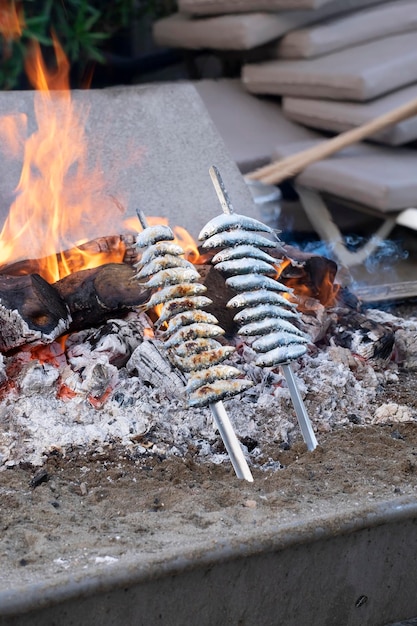 Gros plan de quelques espetos cuits au feu de bois