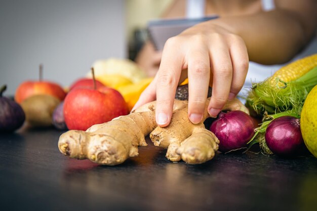 Gros plan sur la racine de gingembre sur la table de la cuisine