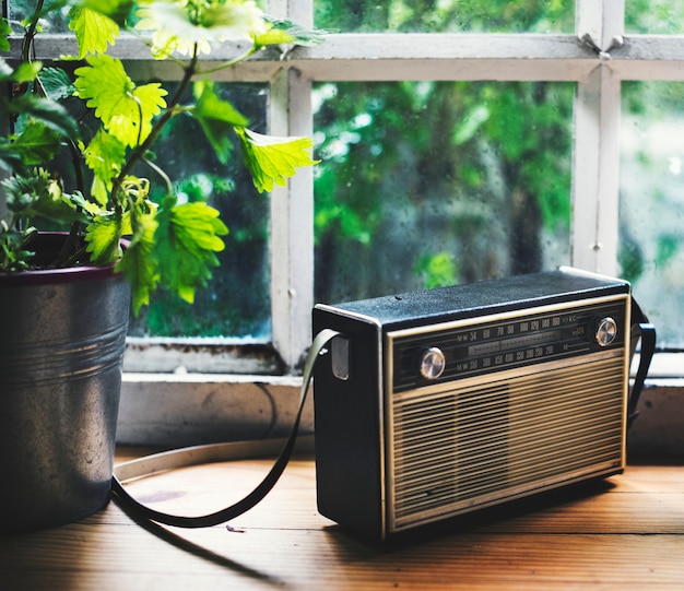 Gros plan d&#39;une radio vintage sur une table en bois