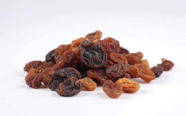 Un gros plan de raisins secs sur un fond blanc ai généré