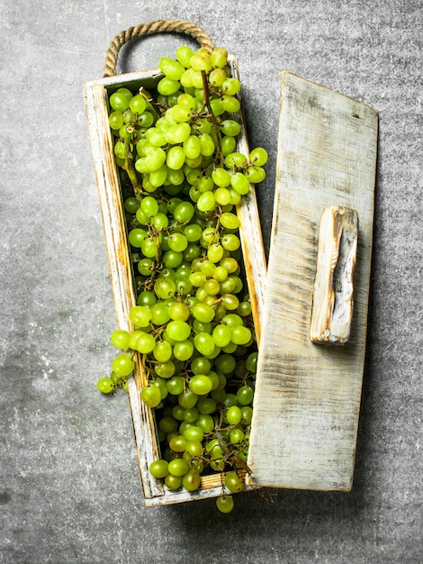 Gros plan sur les raisins verts de corde dans une boîte