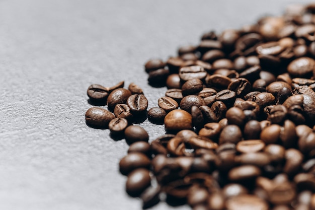 Gros plan rapproché de grains de café torréfiés