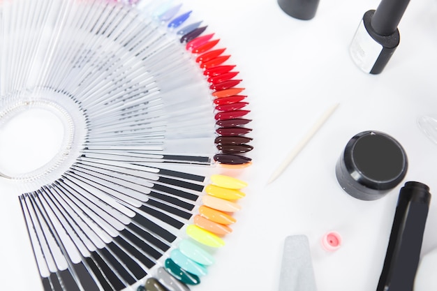 Gros plan recadré de la palette de vernis à ongles sur la table de la manucure