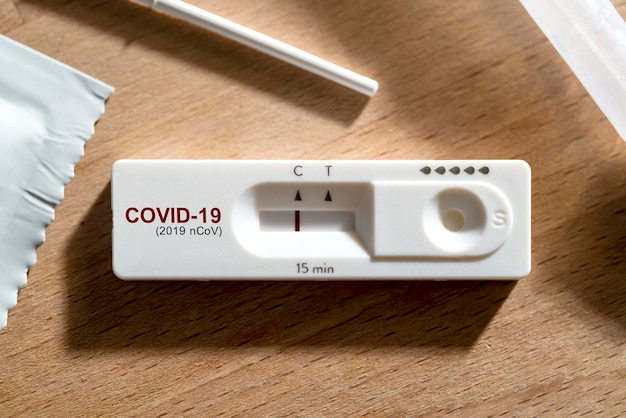 Gros plan sur le résultat négatif du spectacle infecté par le covid sur le kit d'autotest rapide nasal à la maison