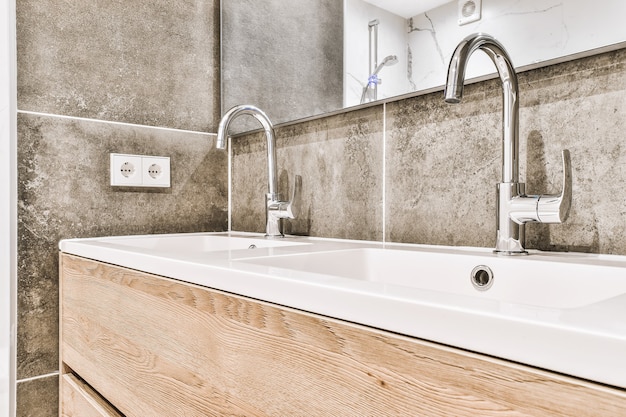 Gros plan sur un robinet élégant dans une salle de bains moderne