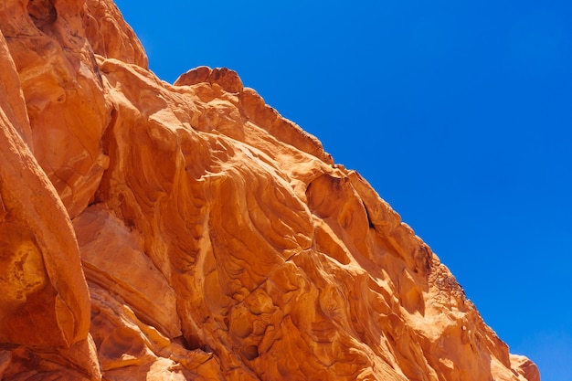 Un gros plan de roche sur un ciel bleu clair