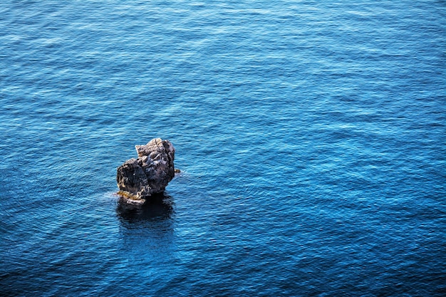 Gros plan d'un rocher dans la mer bleue sarde Italie