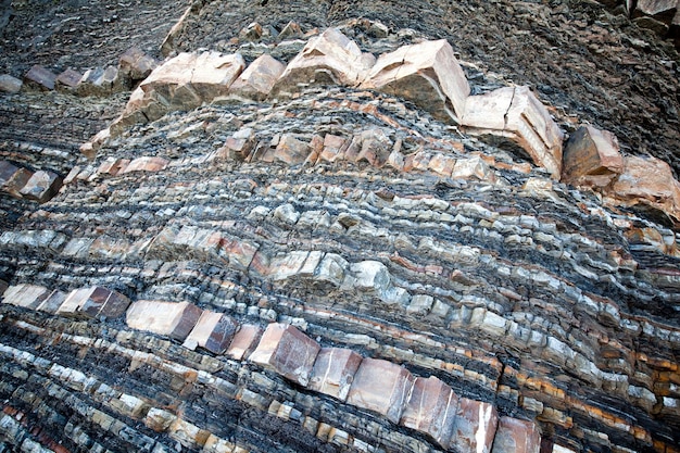 Gros plan d'un rocher rocheux sur une tranche de montagne