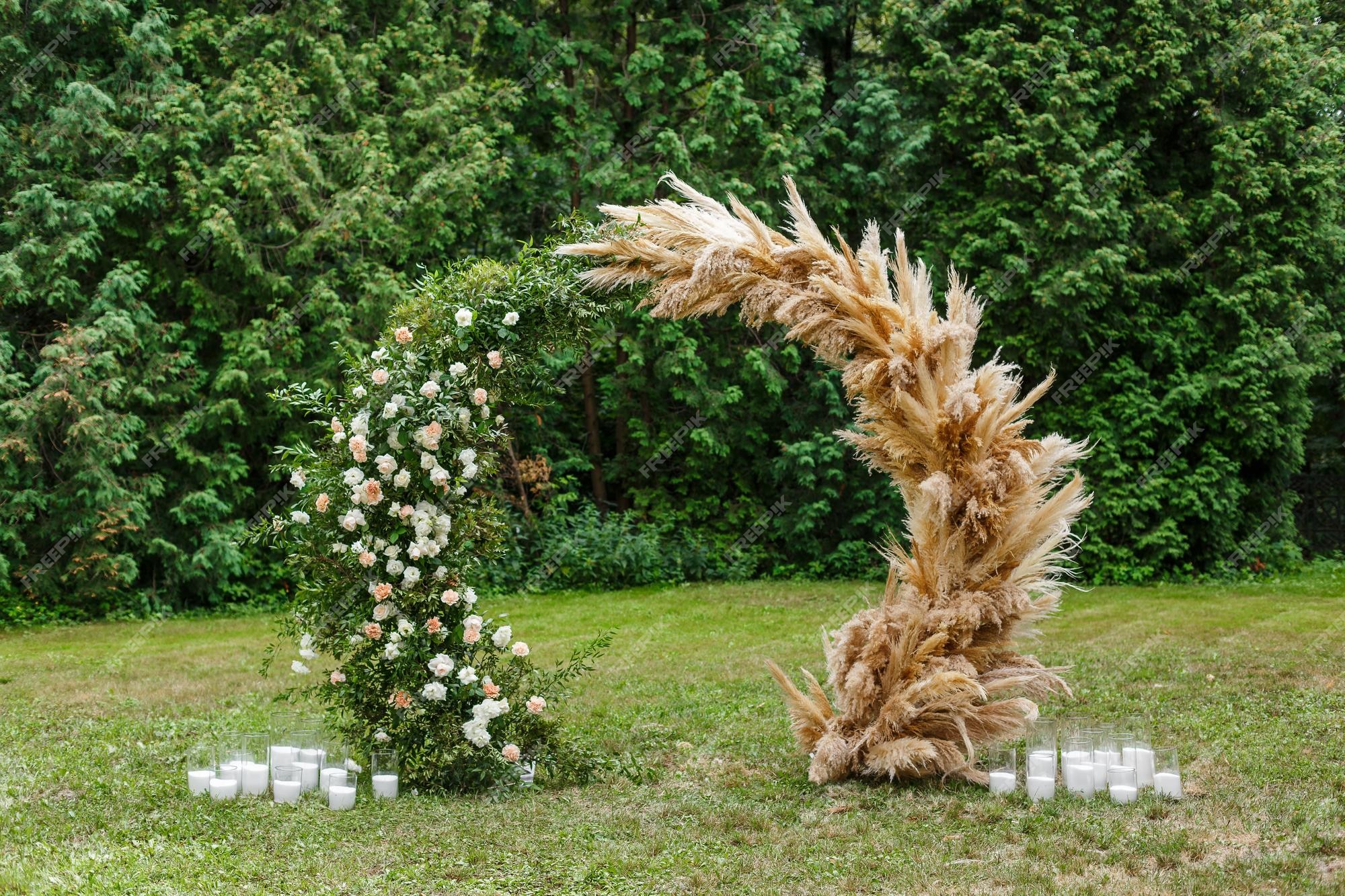 Gros Plan Rond En Bois Décoré De Fleurs Verdure Bougies Herbe De La Pampa |  Photo Premium