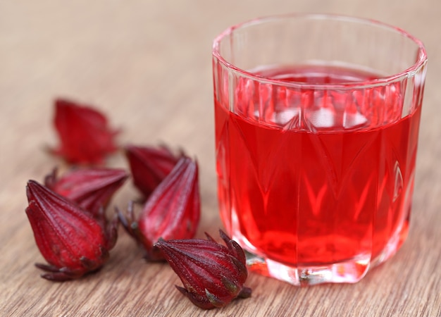 Gros plan de roselle avec verre sur une surface en bois