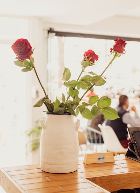 Gros plan de roses rouges naturelles avec des épines idéales pour les rendez-vous romantiques et la Saint-Valentin