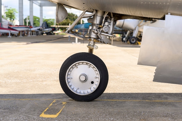 Photo gros plan de la roue de l'avion dans un aérodrome