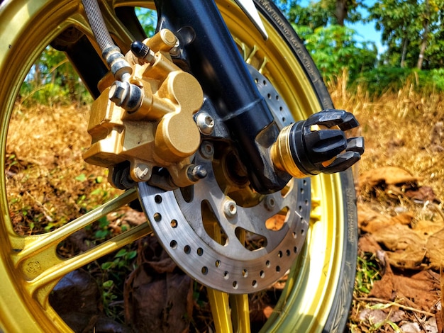 Photo un gros plan d'une roue de vélo avec le levier de frein dessus