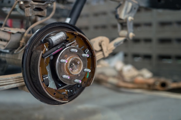 Photo gros plan de roues changeantes sur un garage automobile avec flou artistique