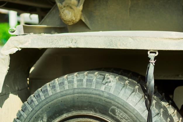 Gros plan sur les roues et la suspension d'un camion.