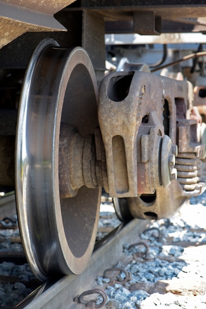 Gros plan des roues de train de marchandises