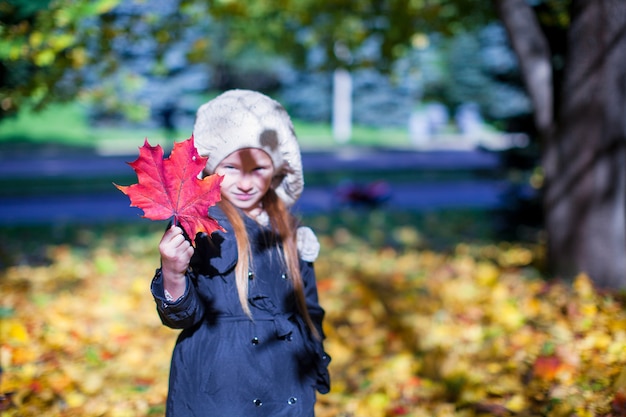 Gros plan, rouge, feuille érable, entre, mains, de, petite fille, sur, beau, chute journée