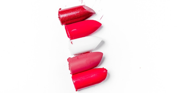Gros plan de rouge à lèvres coupé isolé sur fond blanc
