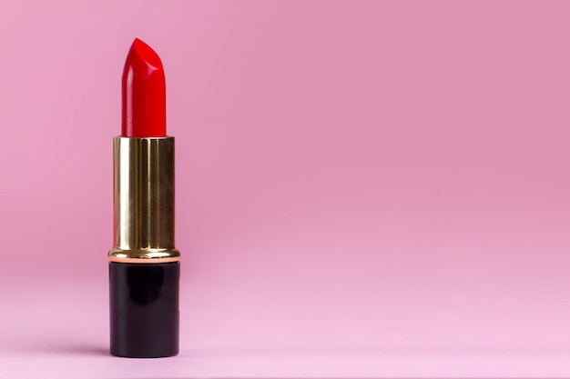 Gros plan rouge à lèvres. Produits cosmétiques pour femmes pour le maquillage professionnel. Espace de copie