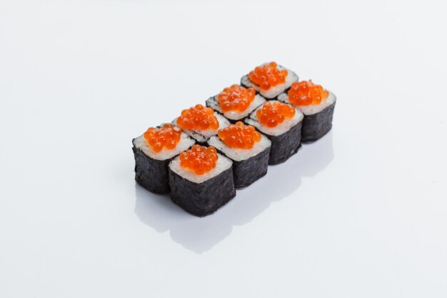 Gros plan de rouleaux de sushi japonais