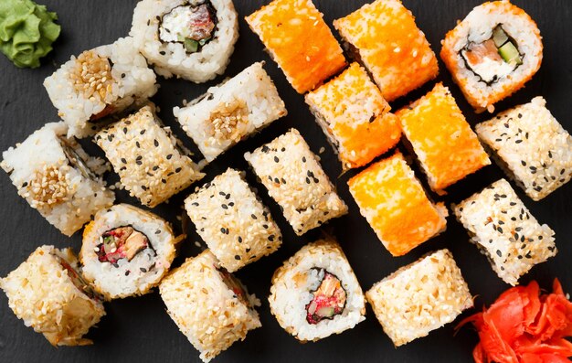 Gros plan de rouleaux de sushi sur plateau noir