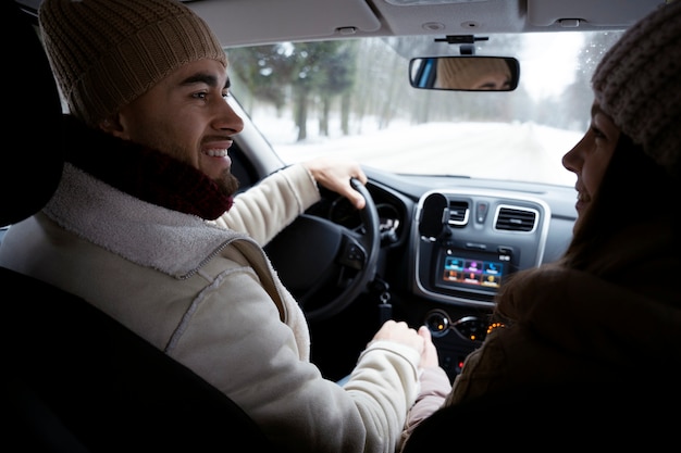 Gros plan sur la route d'un couple heureux