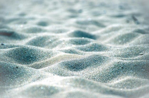 un gros plan d'un sable avec un motif bleu et blanc