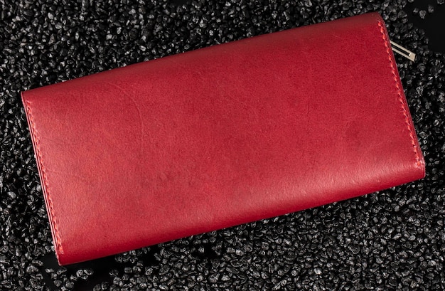 Gros plan sac à main en cuir rouge sur fond noir