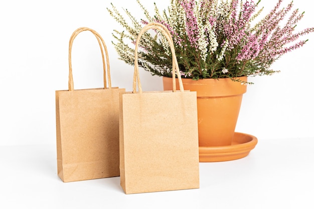 Gros plan sur des sacs en papier kraft avec des décorations