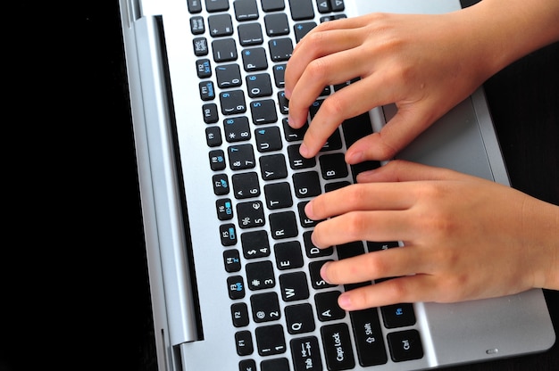 Gros plan de la saisie des mains féminines sur le clavier